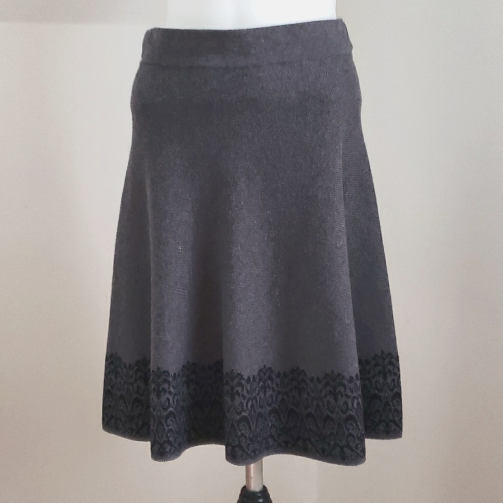 Adrienne Vittadini Pull-On A-Line Skirt. Women M Gray Lace Design Sweater Knit